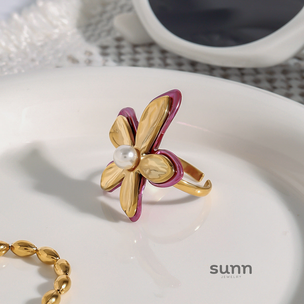 Miriam Floral Pearl Ring [KY08W3QU]