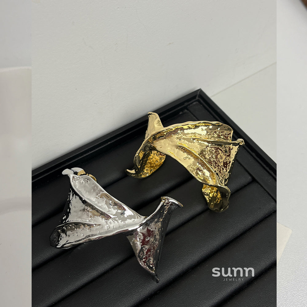Mishika Sculptural Asymmetric Cuff [WDNH5PNY]