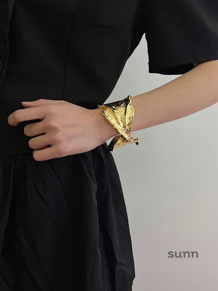 Mishika Sculptural Asymmetric Cuff [UJGRT3AX]