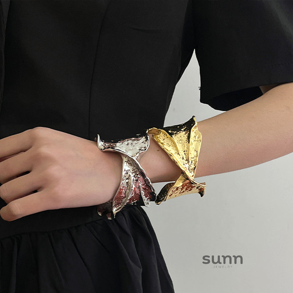 Mishika Sculptural Asymmetric Cuff [O4DDA3GC]