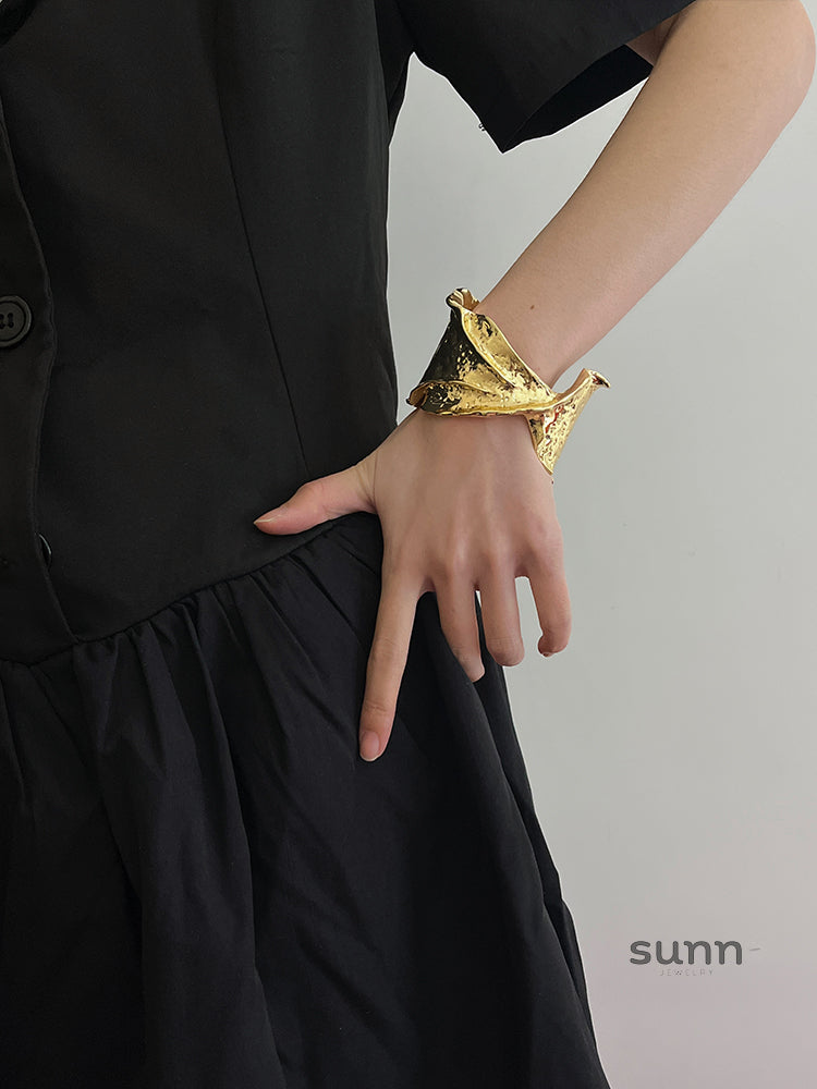 Mishika Sculptural Asymmetric Cuff [HWYXDO4Z]