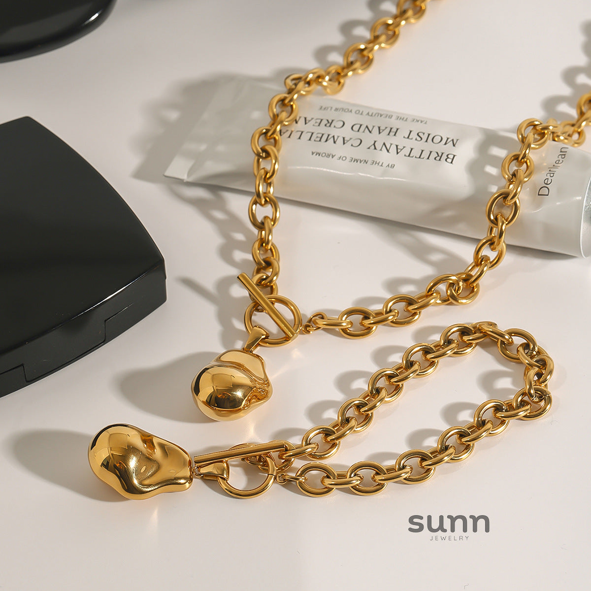Morrigan Golden Geometric Necklace [GX78FU5G]