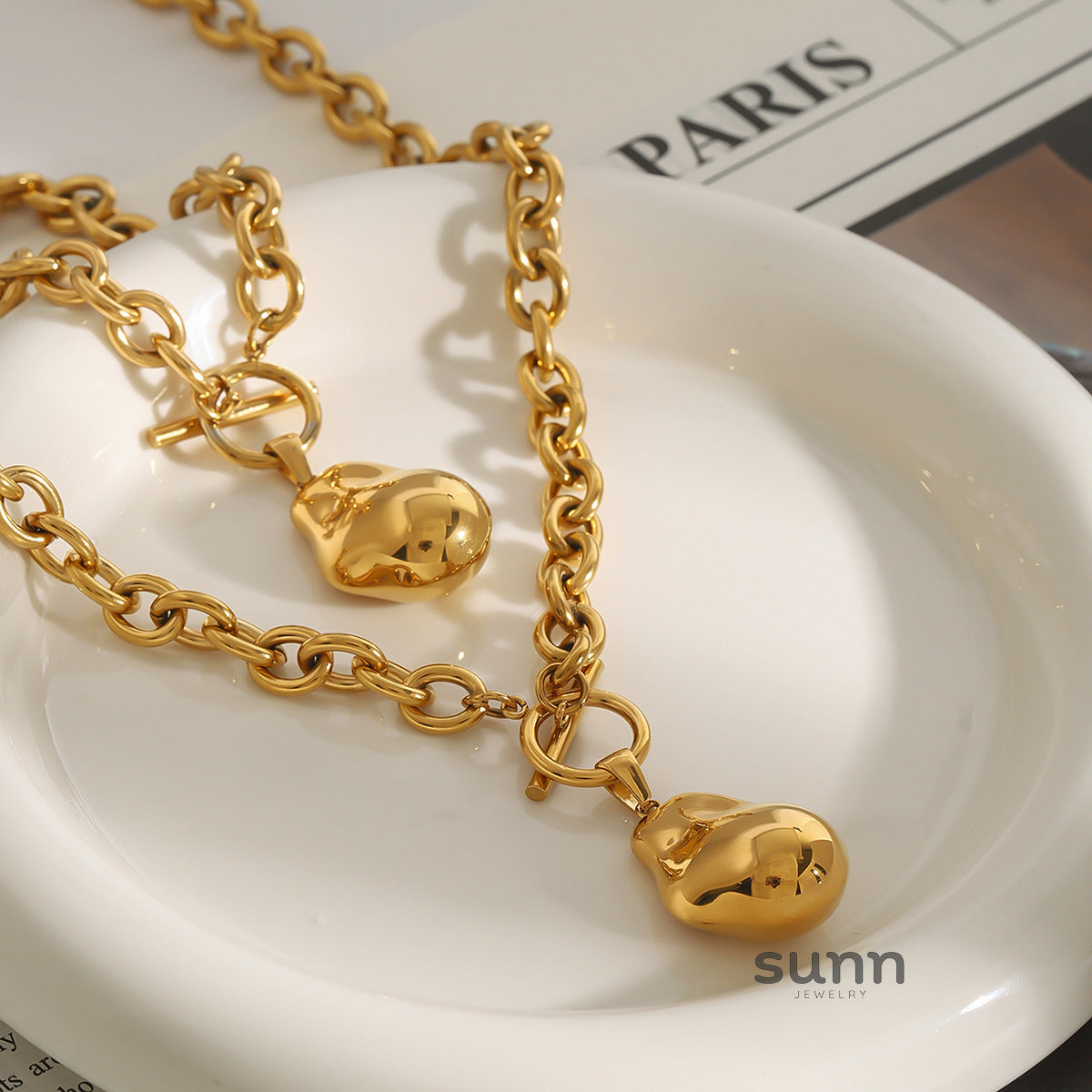 Morrigan Golden Geometric Necklace [IBCVAFOZ]
