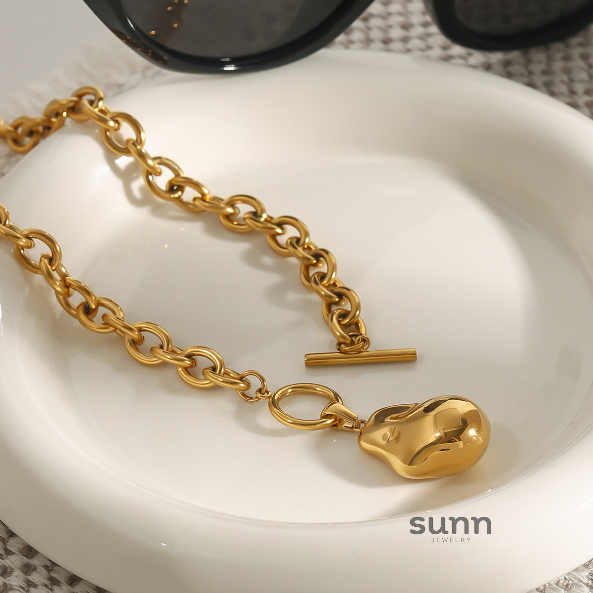 Morrigan Golden Geometric Necklace [6R6DN4F6]