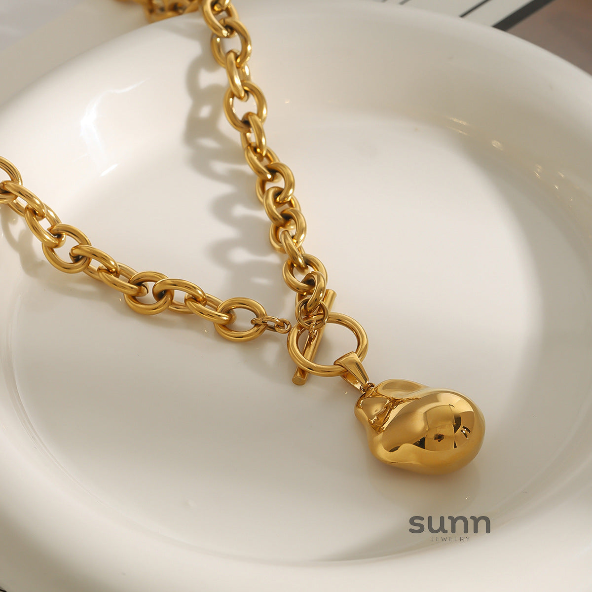 Morrigan Golden Geometric Necklace [6FFRTHHM]