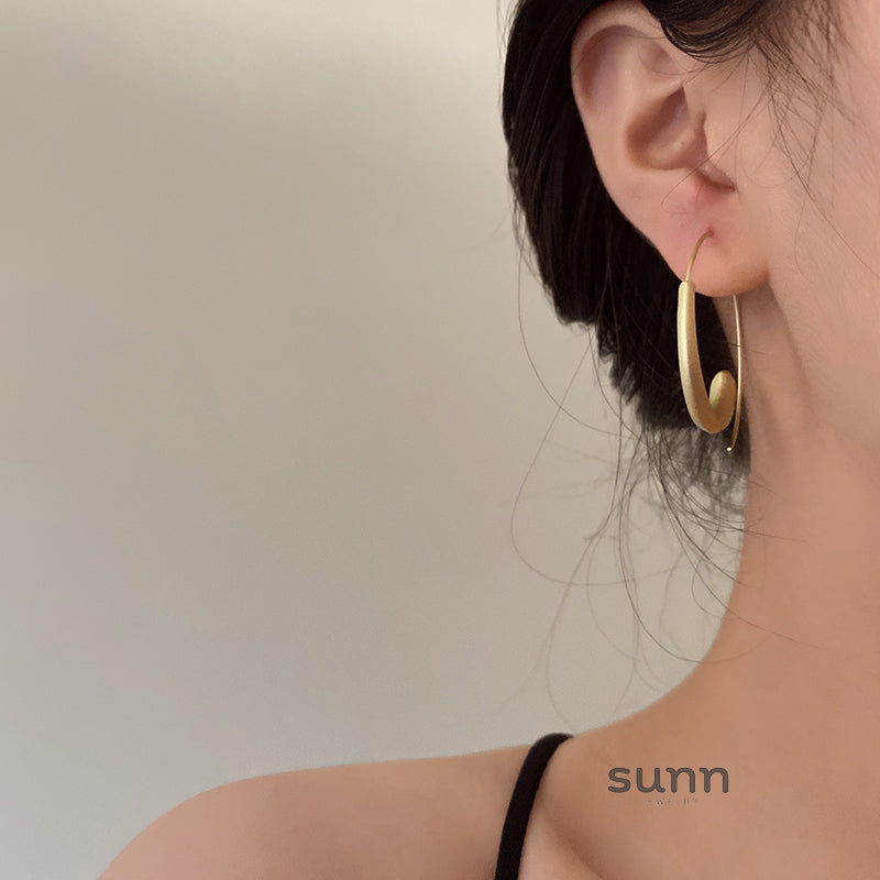Mushka Modern Gold Hoops [PAECN3E2]