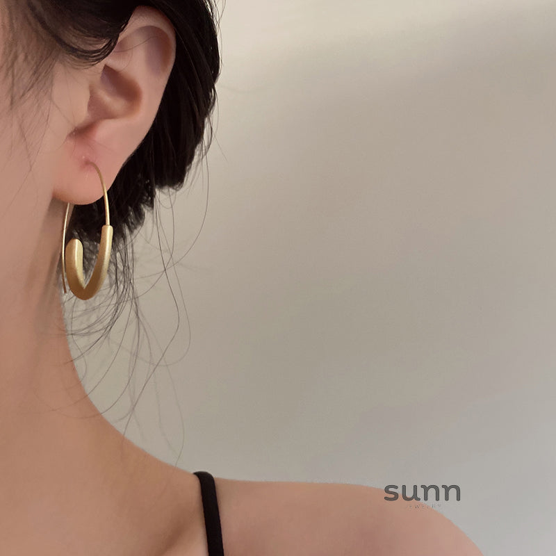 Mushka Modern Gold Hoops [AE2SU3T0]