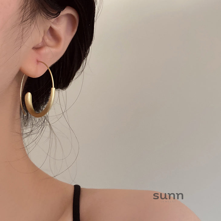 Mushka Modern Gold Hoops [NJL2BAKY]
