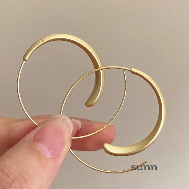 Mushka Modern Gold Hoops [DR5G8D49]