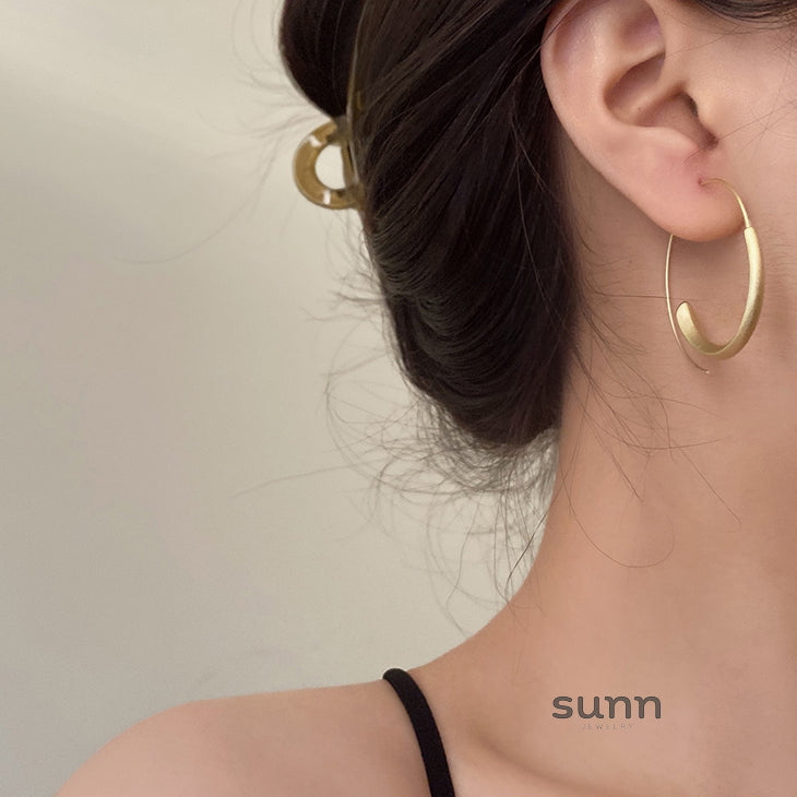 Mushka Modern Gold Hoops [65TSBV7D]