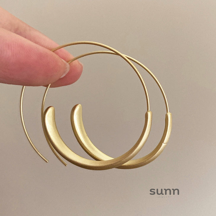 Mushka Modern Gold Hoops [2THBNCAW]