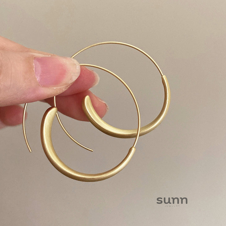 Mushka Modern Gold Hoops [NQ8VE87X]