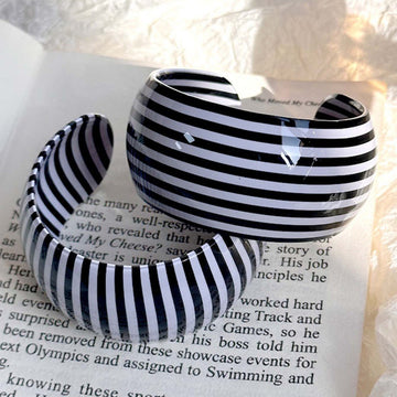 Naia Striped Resin Cuff [GQUPPPAK]