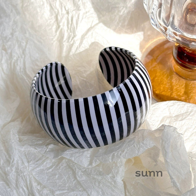 Naia Striped Resin Cuff [RI651PQV]
