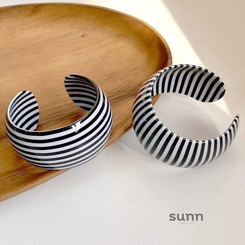 Naia Striped Resin Cuff [GQUPPPAK]