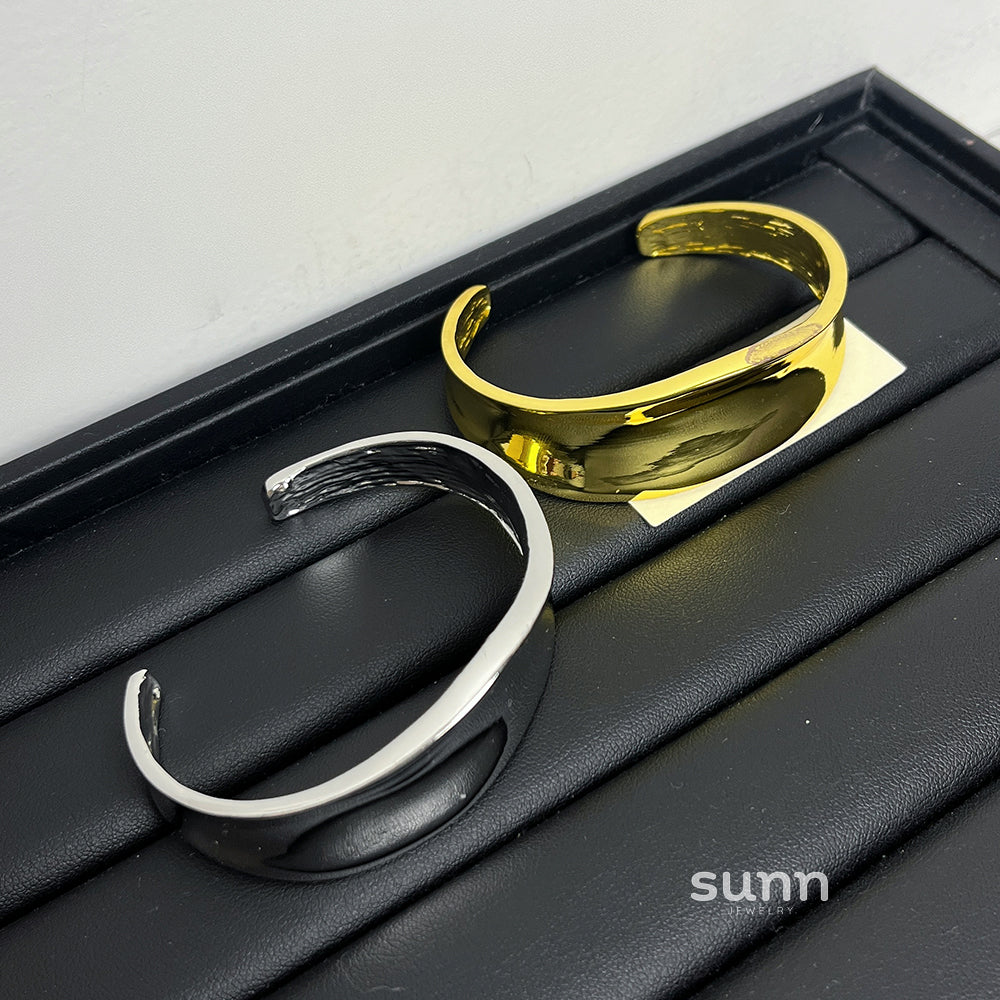 Nainika Asymmetrical Cuff Bracelet [O5AIQ8MH]