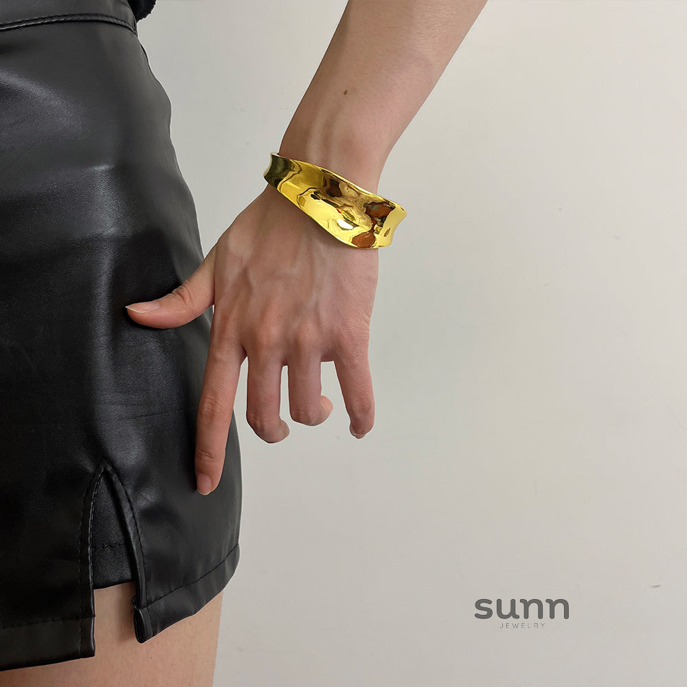 Nainika Asymmetrical Cuff Bracelet [GFU5CWR3]