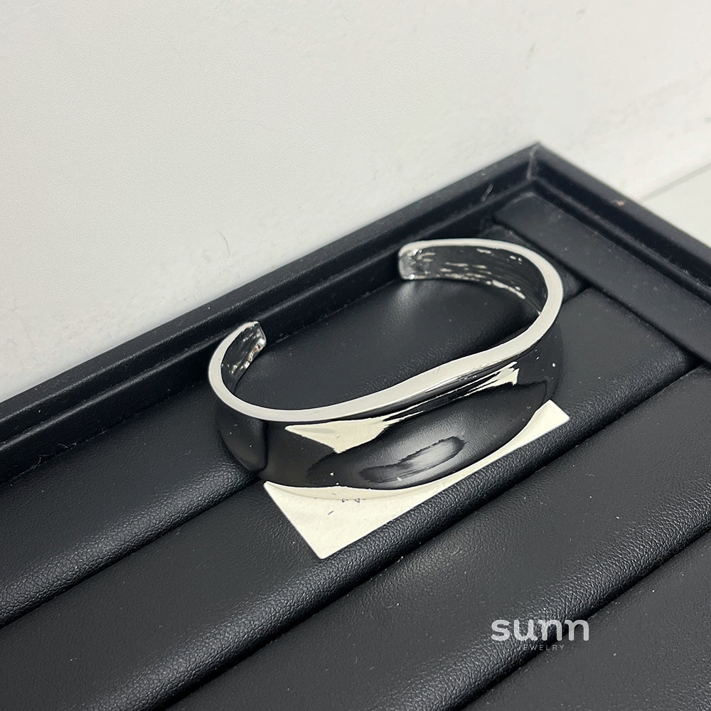 Nainika Asymmetrical Cuff Bracelet [NGV3251H]
