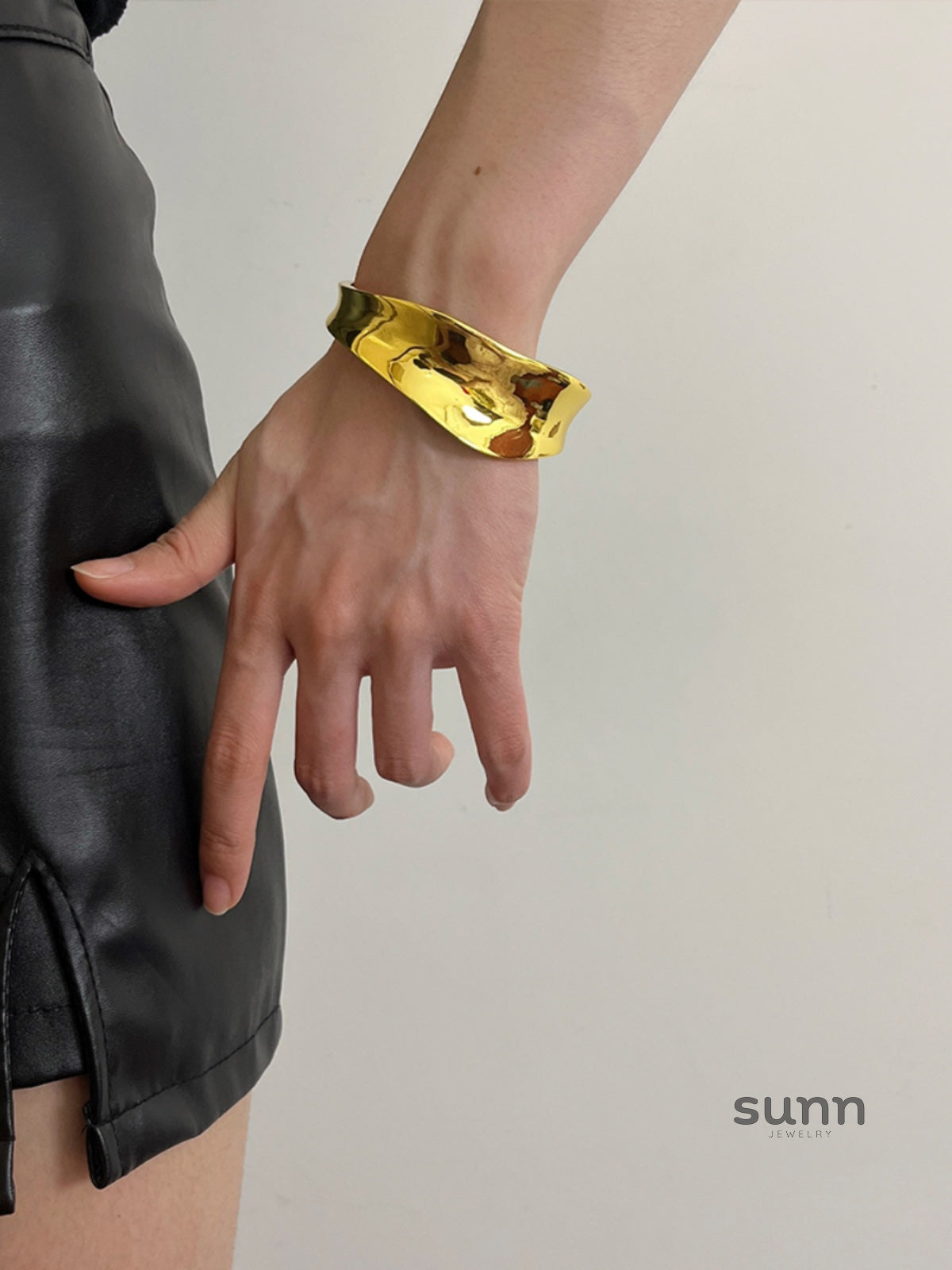 Nainika Asymmetrical Cuff Bracelet [4LSYGC9U]
