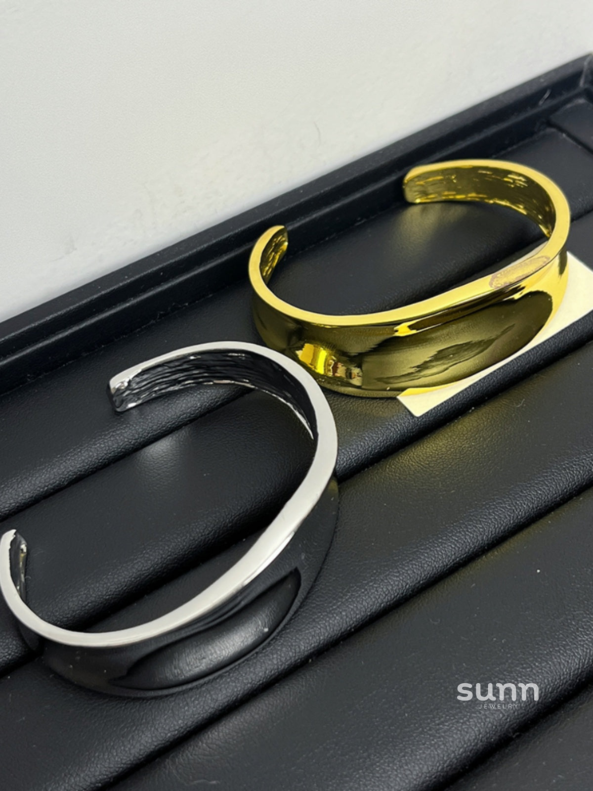 Nainika Asymmetrical Cuff Bracelet [CPDNLQF6]