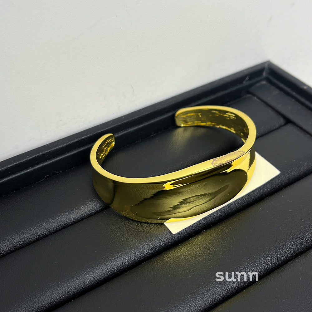 Nainika Asymmetrical Cuff Bracelet [FNDJNH6K]
