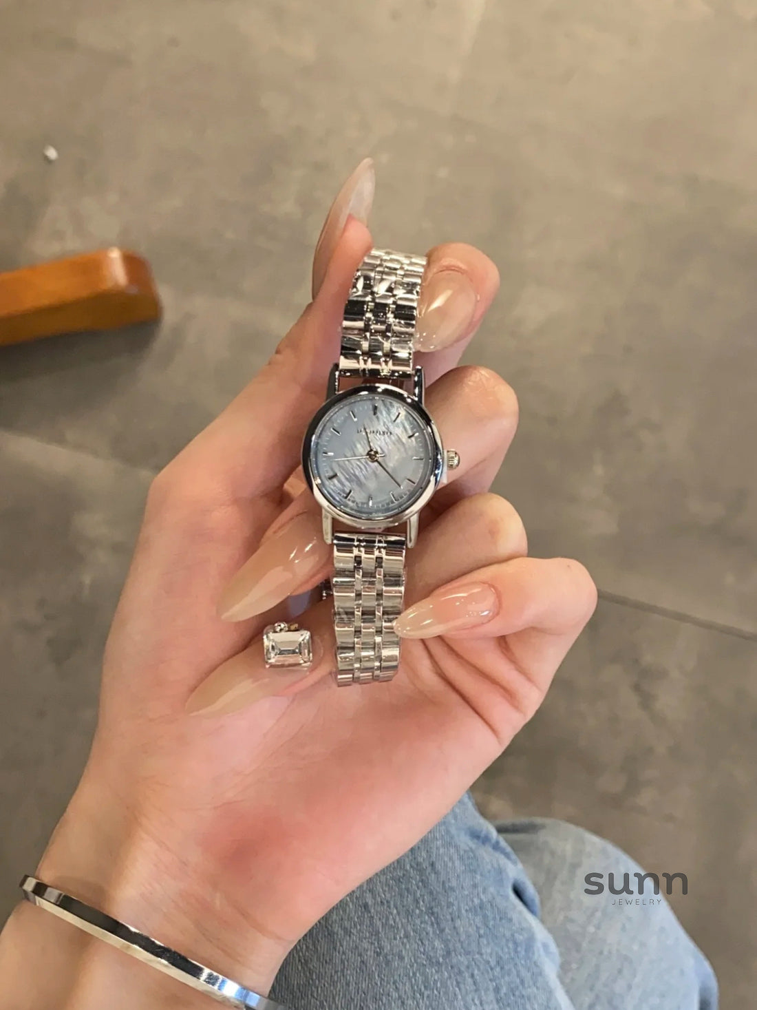 Nakiyah Minimalist Round Watch [61COHAGV]