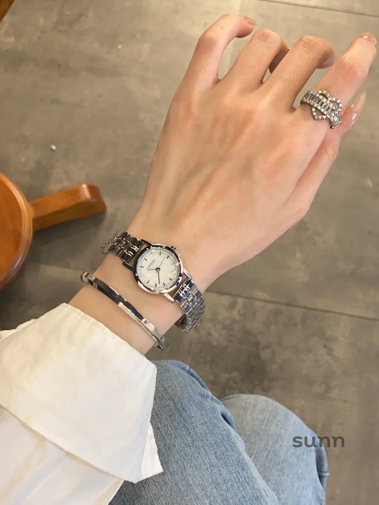 Nakiyah Minimalist Round Watch [L5Z0BZ6E]