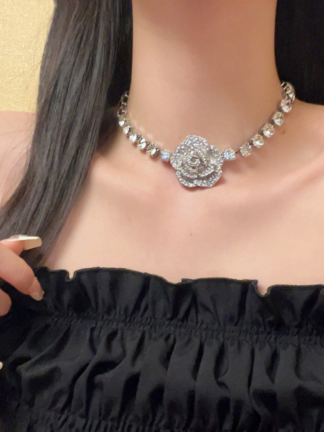 Nawal Diamond Rose Choker Necklace [T1LNGU7F]