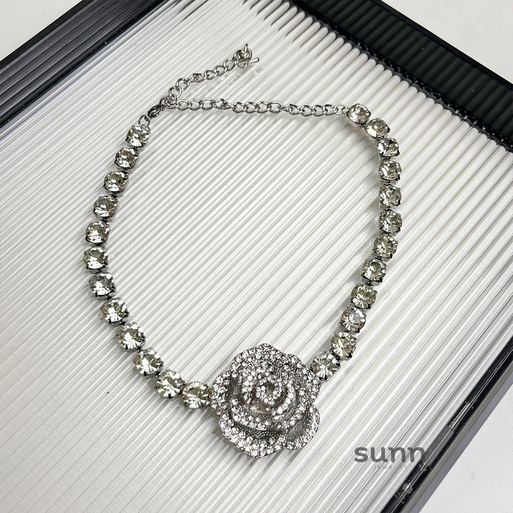 Nawal Diamond Rose Choker Necklace [HP1SK6N9]
