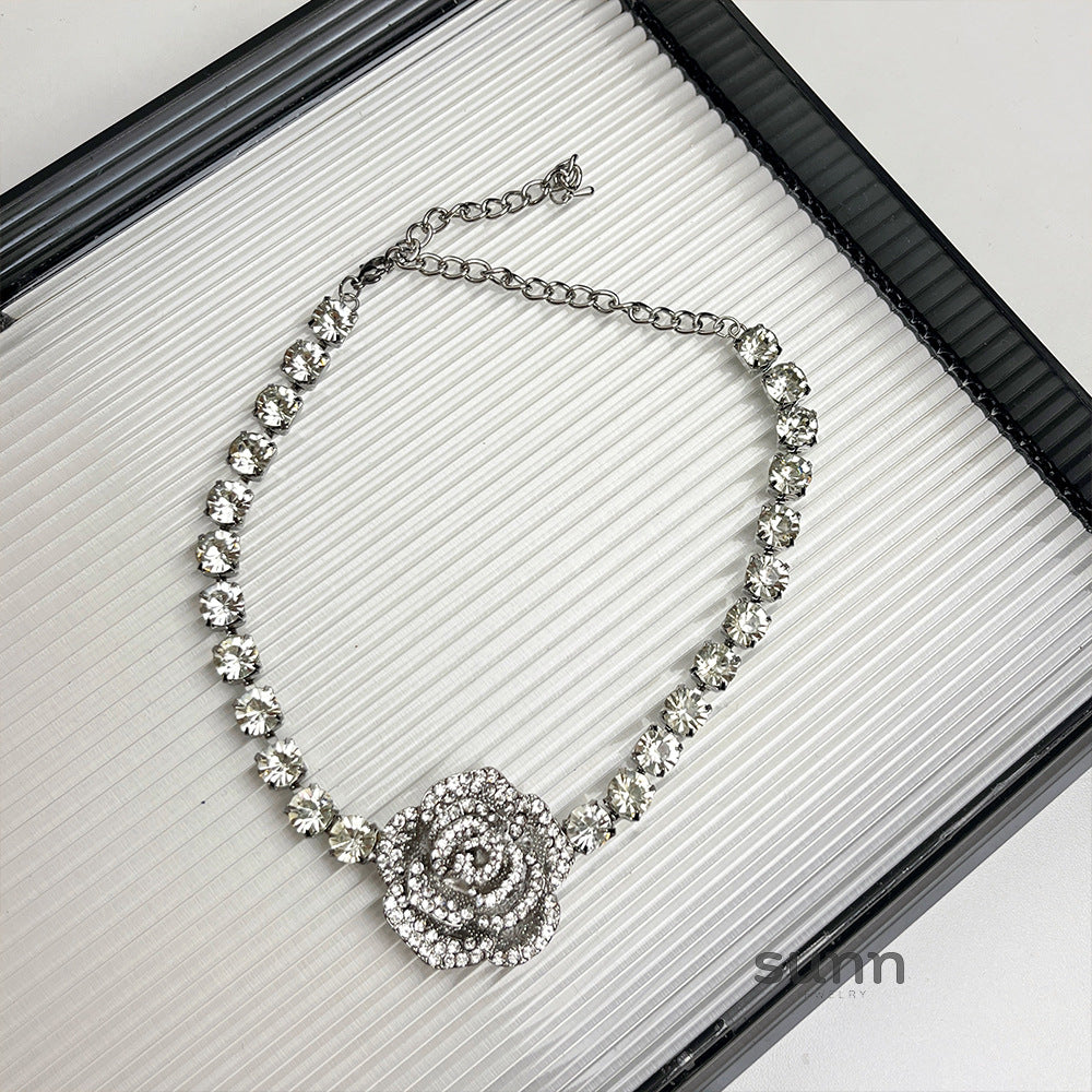 Nawal Diamond Rose Choker Necklace [E9S7PV9A]