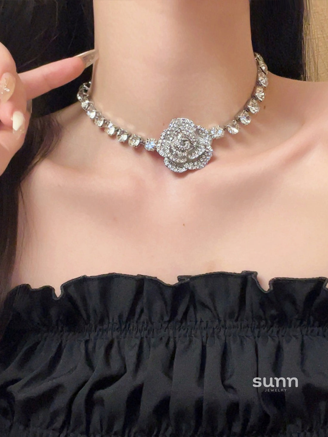 Nawal Diamond Rose Choker Necklace [T1LNGU7F]