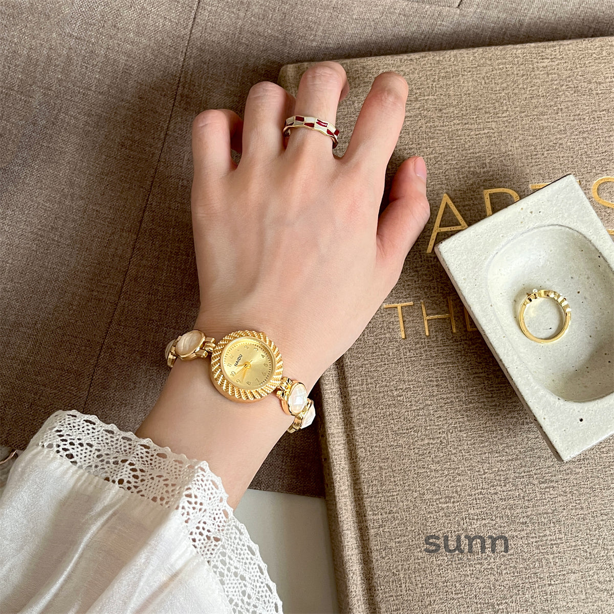 Nayeli Peacock Cat-Eye Watch [1LRB22XZ]
