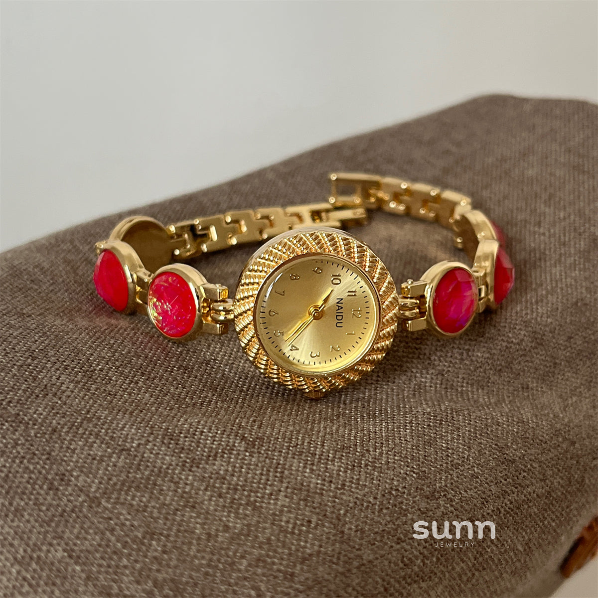 Nayeli Peacock Cat-Eye Watch [V50KHFB1]