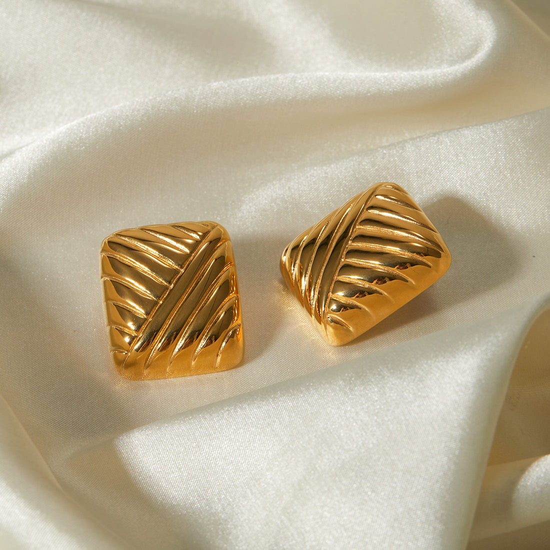 Nayelis Gold Braided Square Earrings [5ST48S7C]