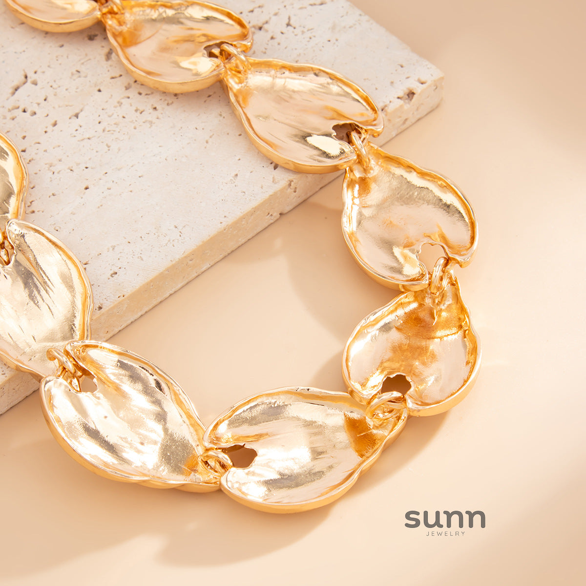 Nayely Fan Shell Necklace [UR1NN3PH]