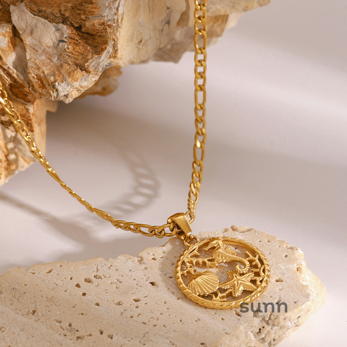 Nayely Golden Shell Pendant Necklace [VZ4WVRZ0]