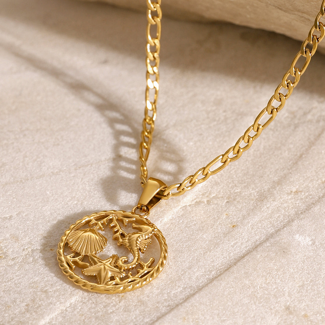 Nayely Golden Shell Pendant Necklace [YZYLBI1U]