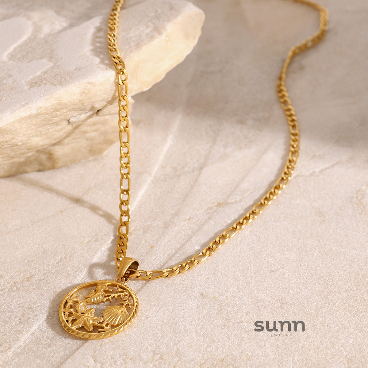 Nayely Golden Shell Pendant Necklace [NYYJZW1O]