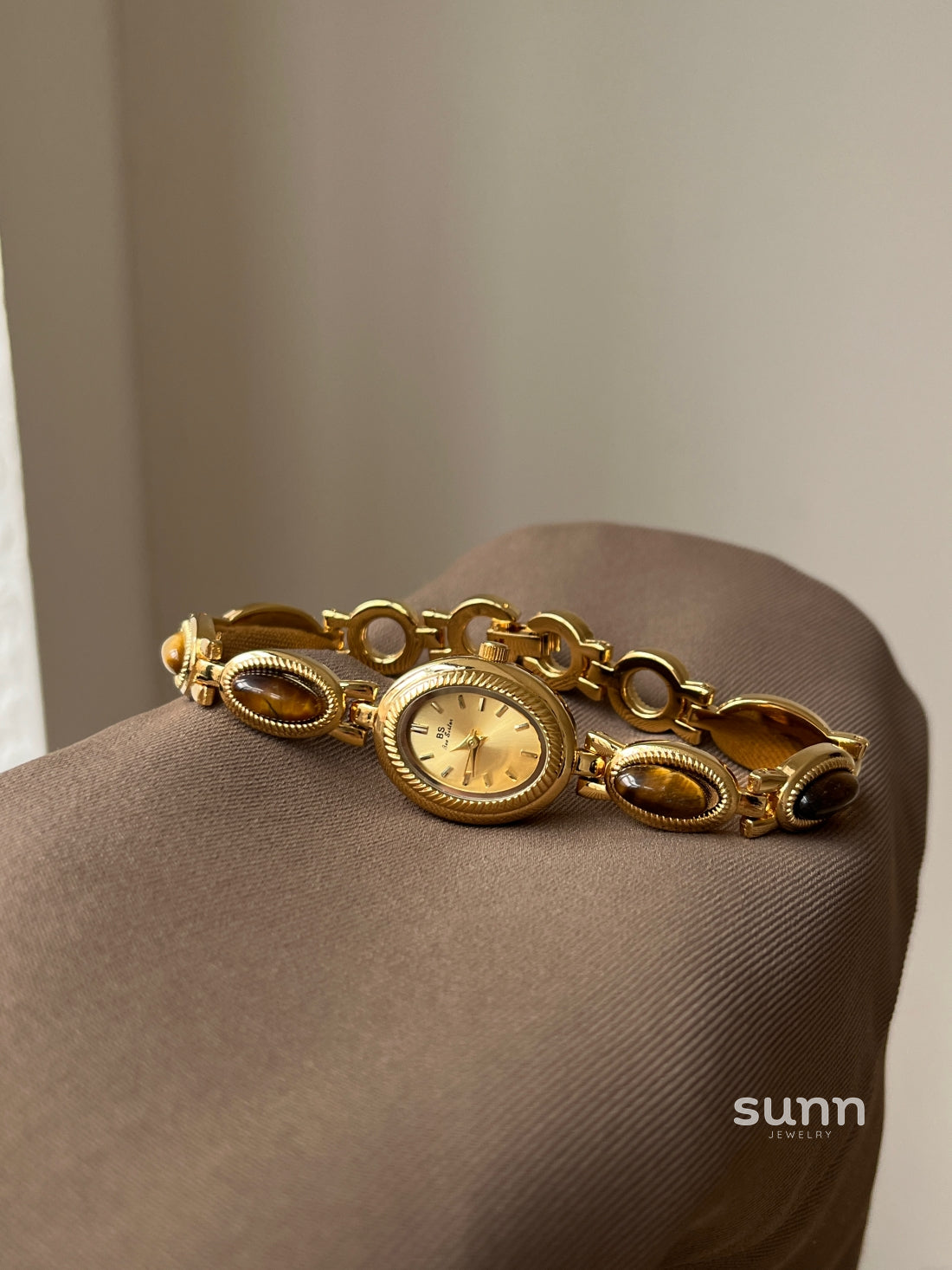 Nayomi Oval Jade Watch [VBWSHP4M]
