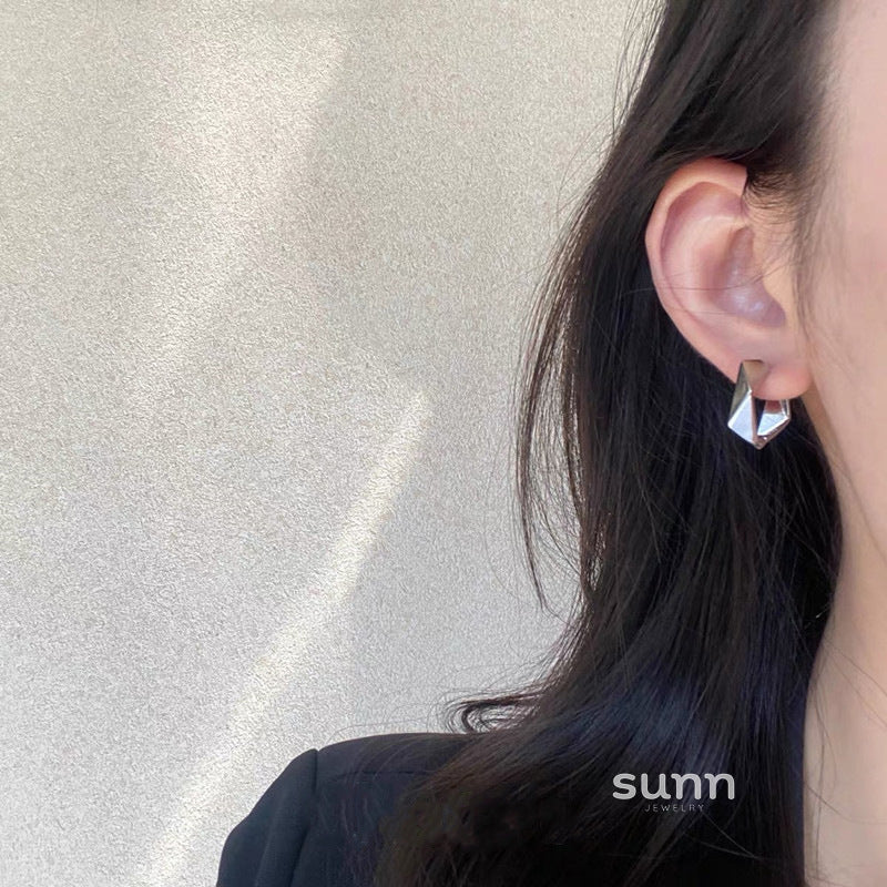 Neena Asymmetric Square Earrings [TO6VKP5K]