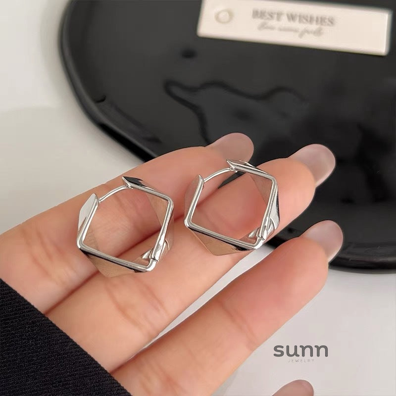 Neena Asymmetric Square Earrings [0XY0U95R]
