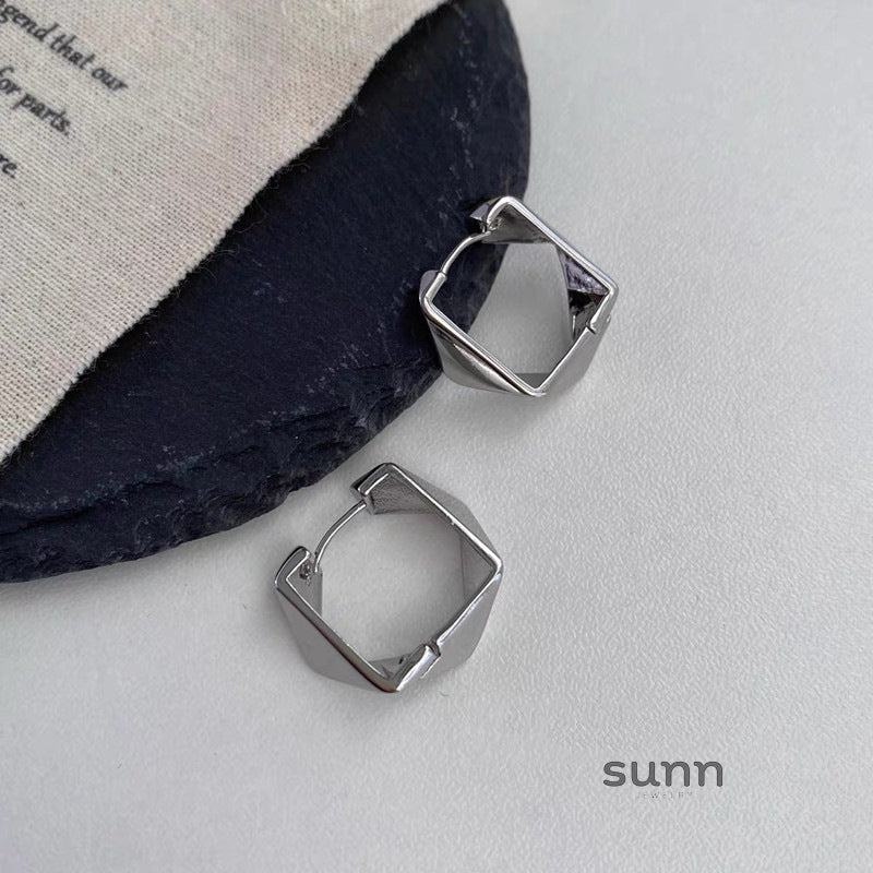 Neena Asymmetric Square Earrings [XIXWF61X]