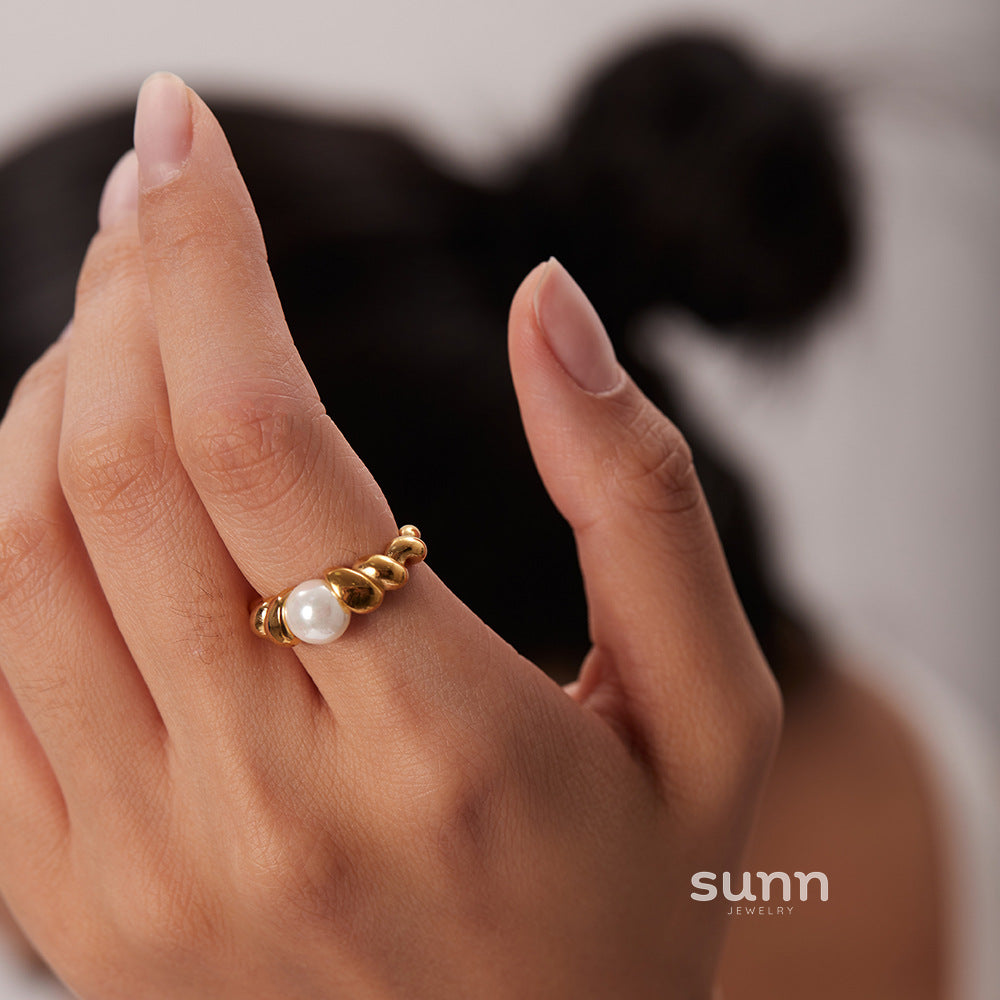 Nevaeh Twisted Gold Band Ring [77A9KUOG]