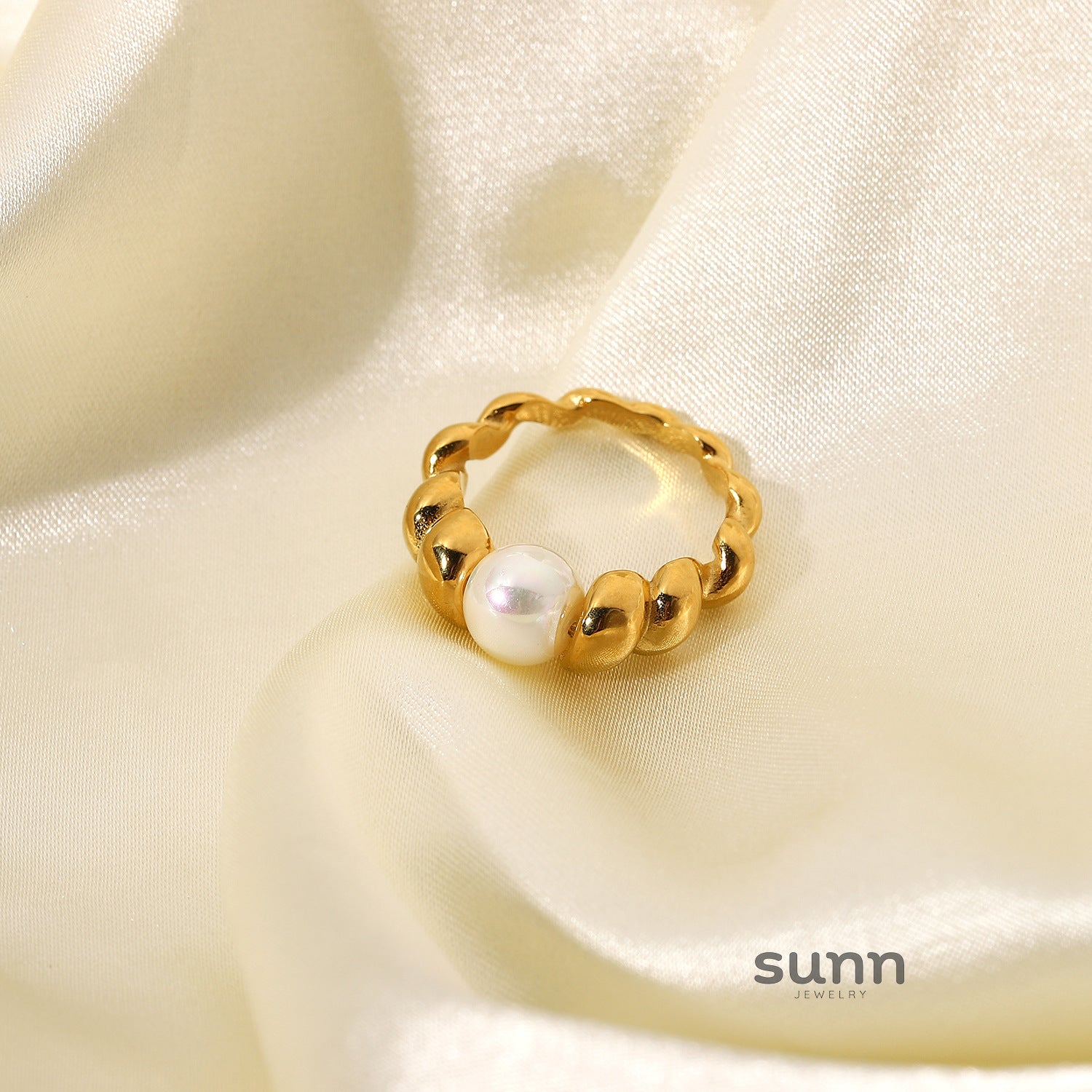Nevaeh Twisted Gold Band Ring [KSXKP9K7]