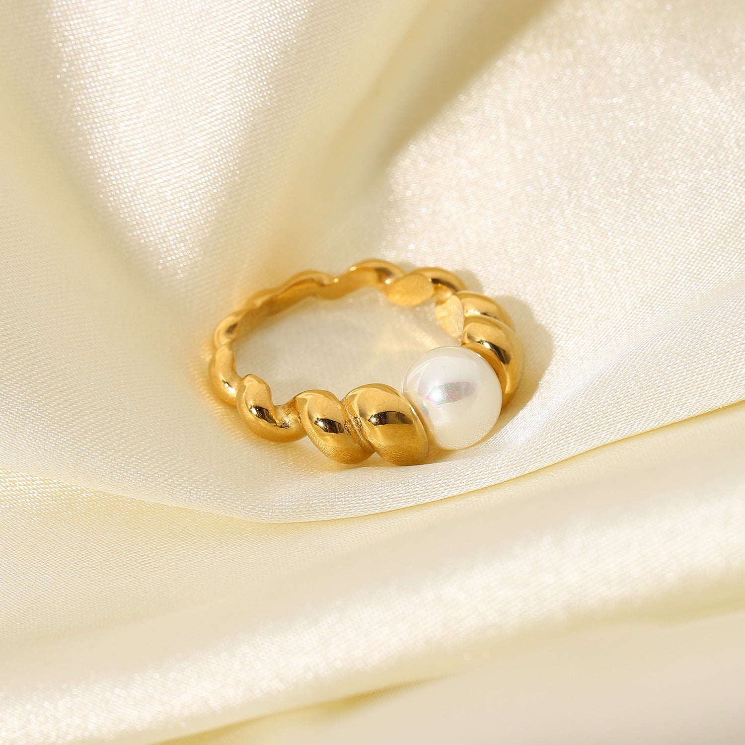 Nevaeh Twisted Gold Band Ring [77A9KUOG]