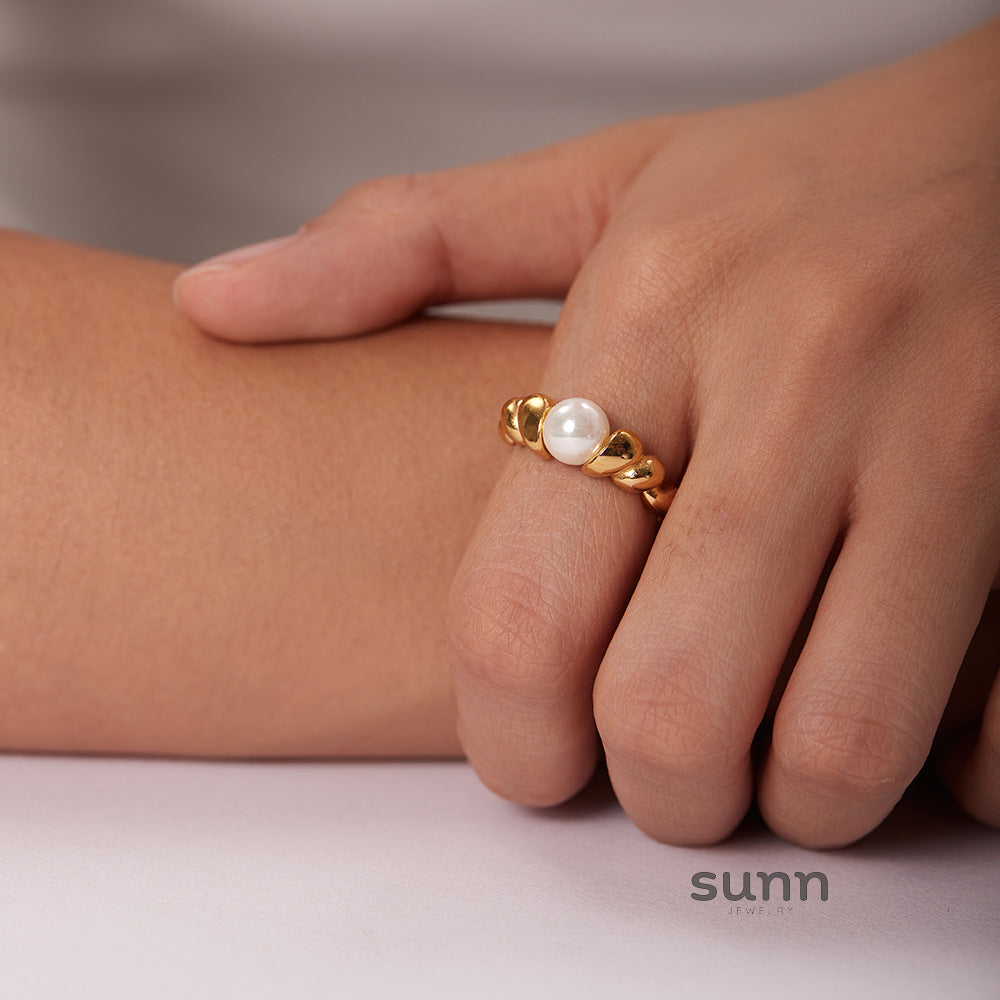 Nevaeh Twisted Gold Band Ring [XFPCUEDT]