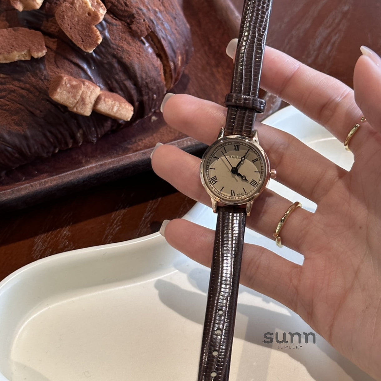 Neve Vintage Roman Watch [JX7PMYDF]