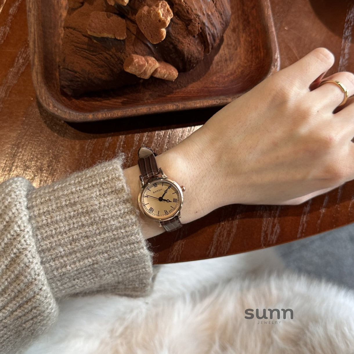 Neve Vintage Roman Watch [4A5Q7SRA]