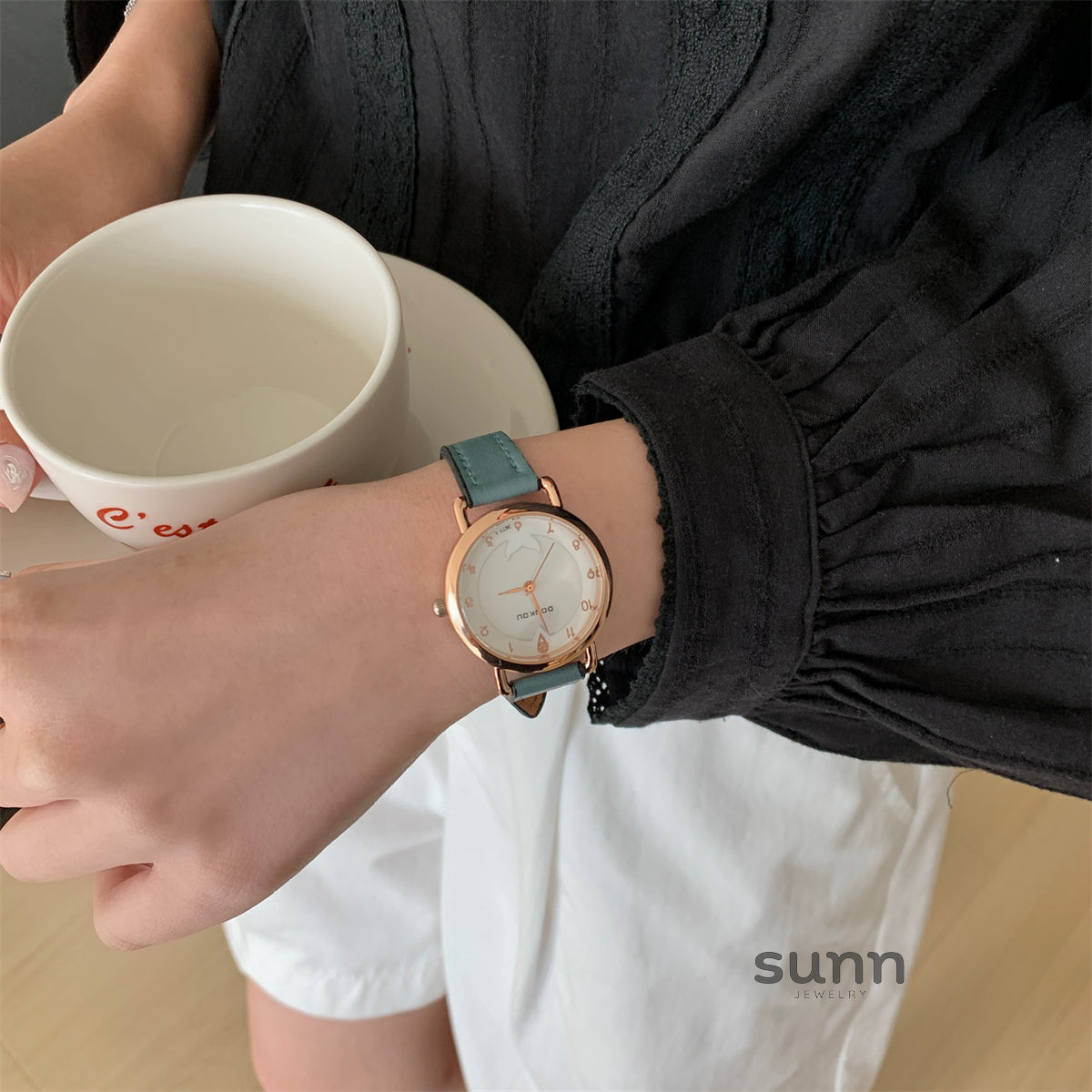 Nico Iridescent Shell Face Watch [JQ8717VT]