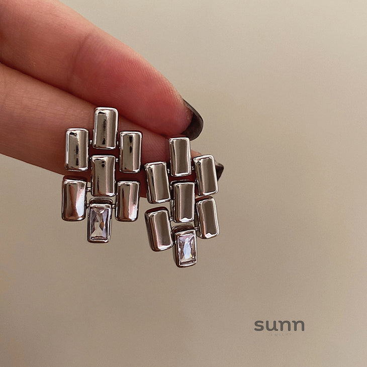 Nitara Sculptural Metal Drop Earrings [UB4OEJFL]